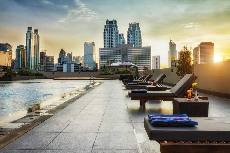 Nearby landmark, Neighbourhood, Natural landscape, Swimming pool, Swimming pool