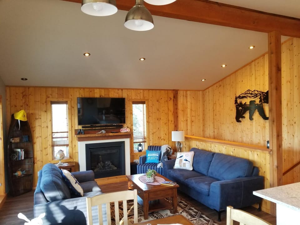 Newfie Seaside Retreat House in Cowichan Valley