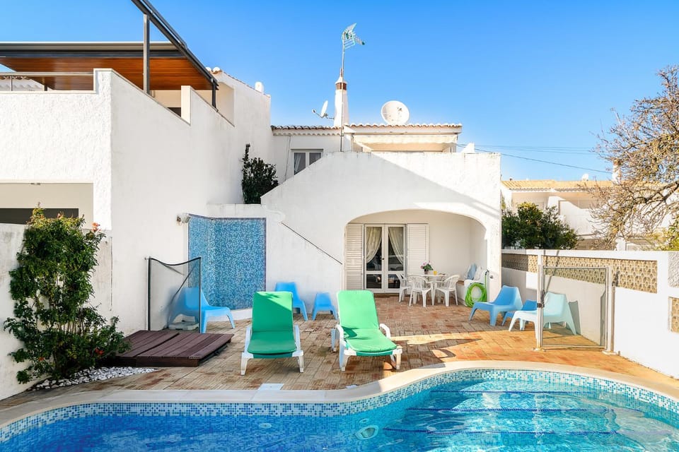 Shower, Property building, Patio, Lounge or bar, Swimming pool, Swimming pool, young children