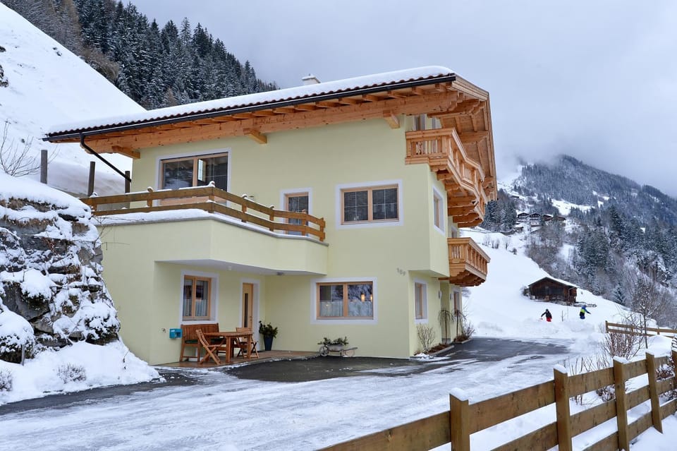 Property building, Facade/entrance, Winter
