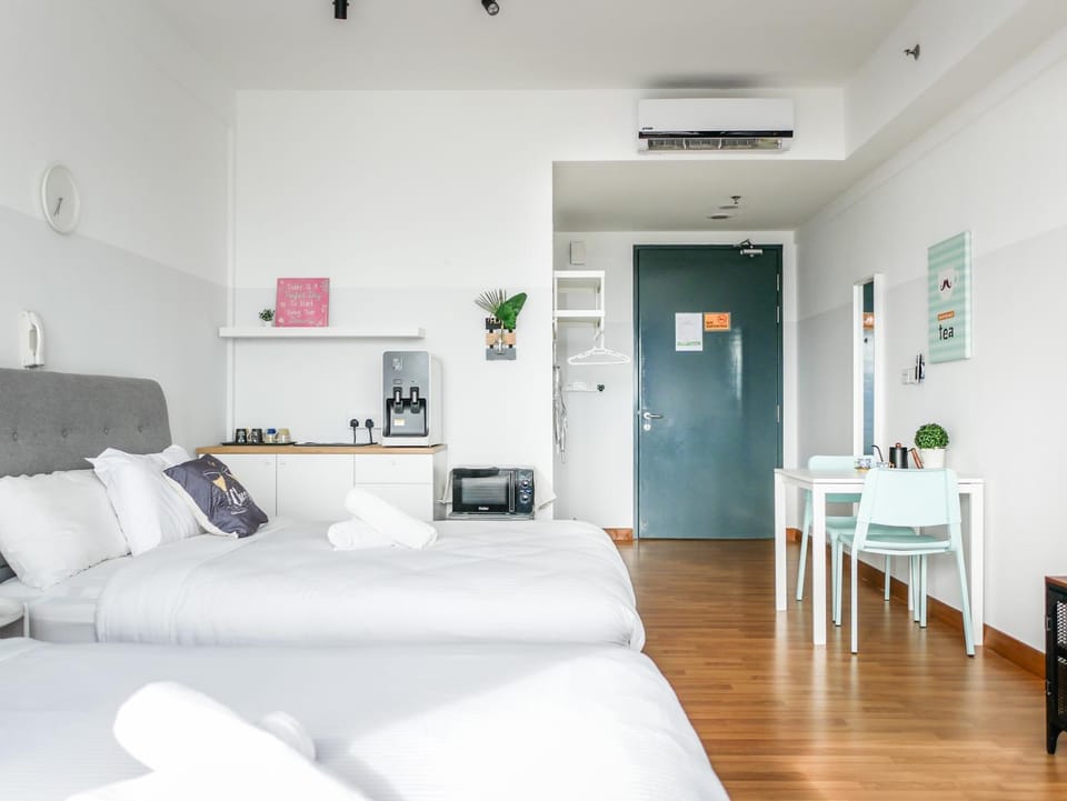 Bed, Seating area, Dining area, Bedroom, minibar, air conditioner