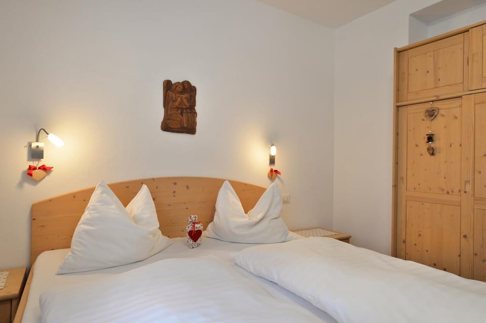 Bed, Photo of the whole room, Decorative detail, Bedroom