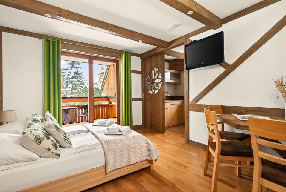 Bed, TV and multimedia, Photo of the whole room, Bedroom