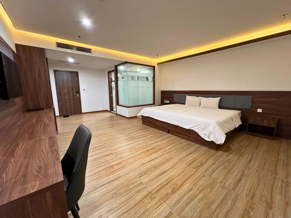 Bed, TV and multimedia, Photo of the whole room, Bedroom