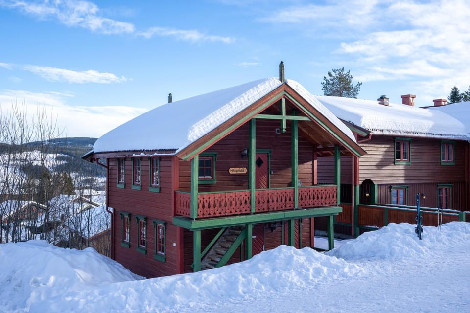 Property building, Facade/entrance, Day, Natural landscape, Winter, Ski School, Skiing, dishwasher, internet