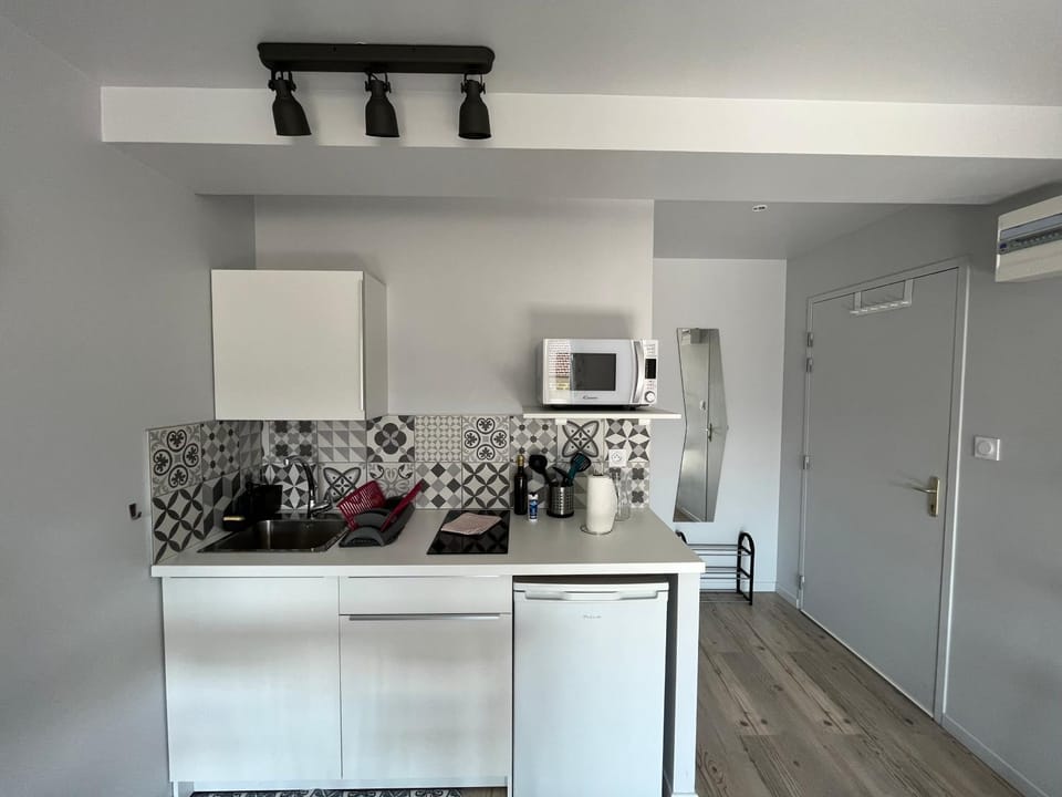 Kitchen or kitchenette