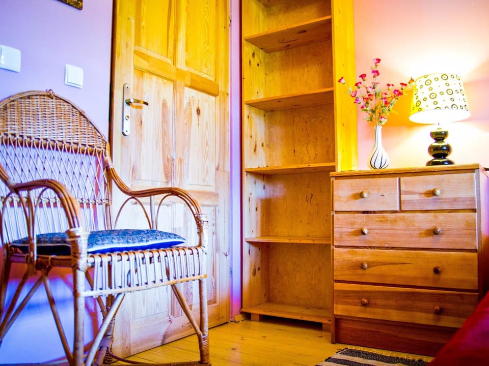 Bed, Living room, Photo of the whole room, Decorative detail, Seating area, wardrobe