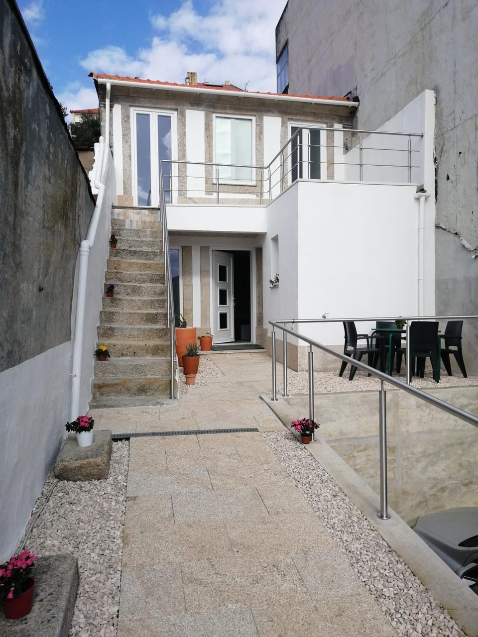 Property building, Patio, Balcony/Terrace