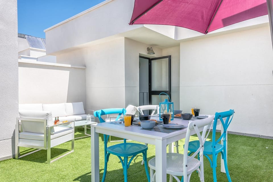 Atico con terraza ac 1hab en el centro y piscina comunitaria Apartment in Malaga