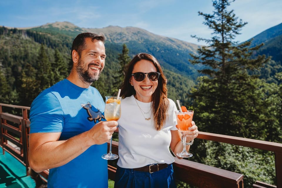 Day, People, Natural landscape, Food and drinks, Guests, Mountain view, Drinks