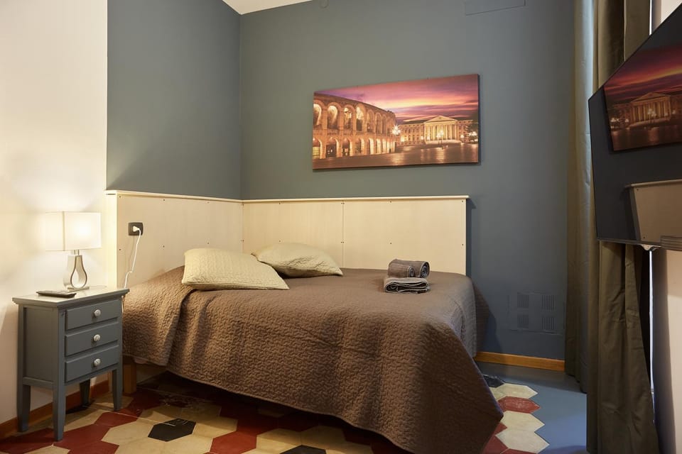 TV and multimedia, Photo of the whole room, Bedroom