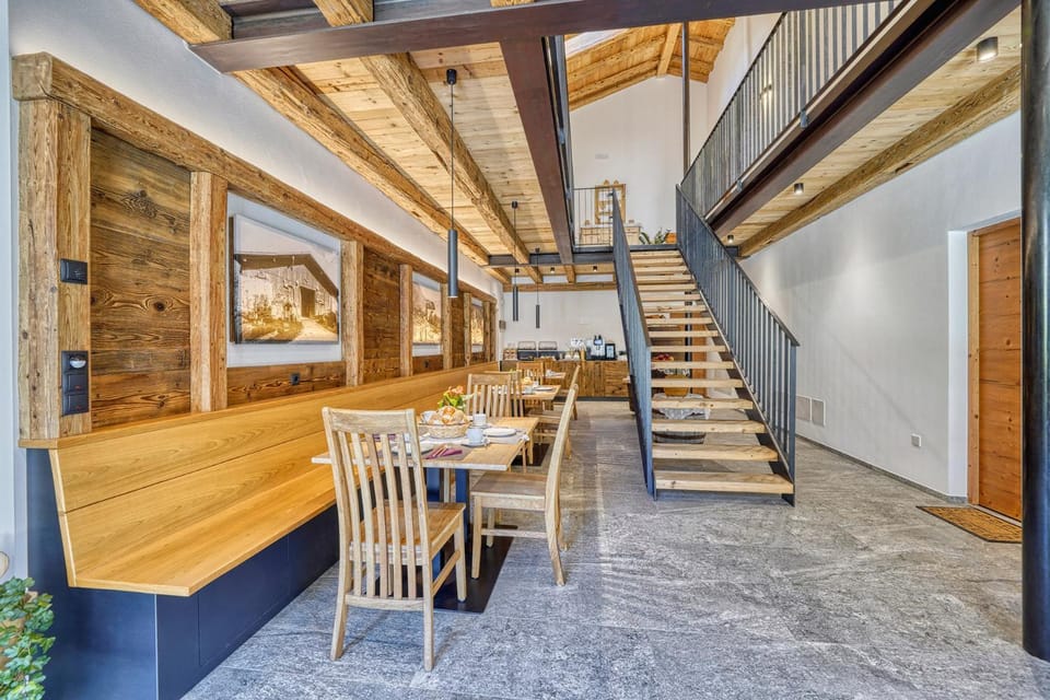 Facade/entrance, Dining area