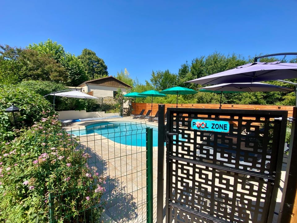 Domaine Ô Clair de Lune - Chambres d'Hôtes et Gîtes à Sarlat - Accès Cité Médiévale 5 minutes à pied - Parking - SPA & Massages en option - Piscine de saison Bed and Breakfast in Occitanie