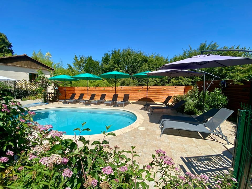 Domaine Ô Clair de Lune - Chambres d'Hôtes et Gîtes à Sarlat - Accès Cité Médiévale 5 minutes à pied - Parking - SPA & Massages en option - Piscine de saison Bed and Breakfast in Nouvelle-Aquitaine