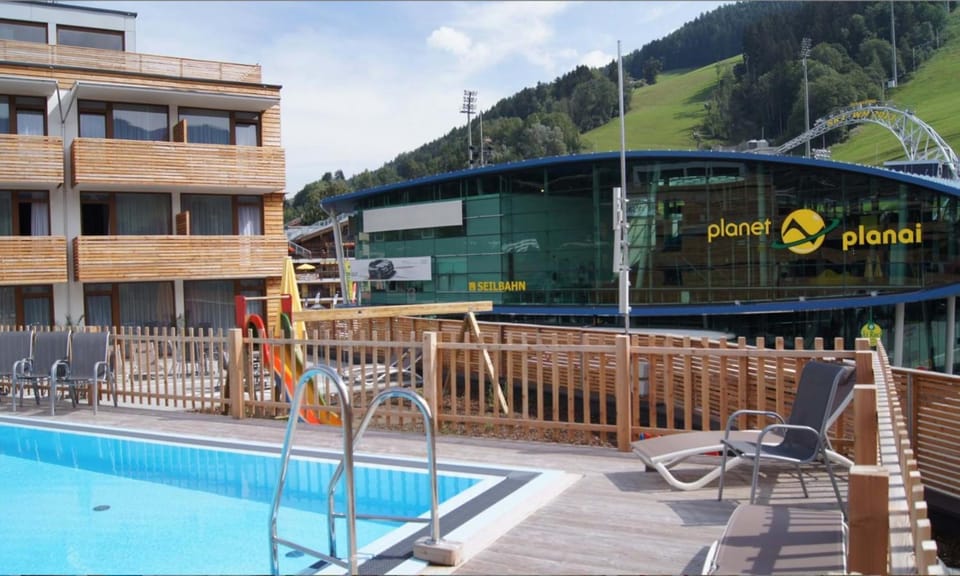 Property building, Day, Mountain view, Pool view, Swimming pool