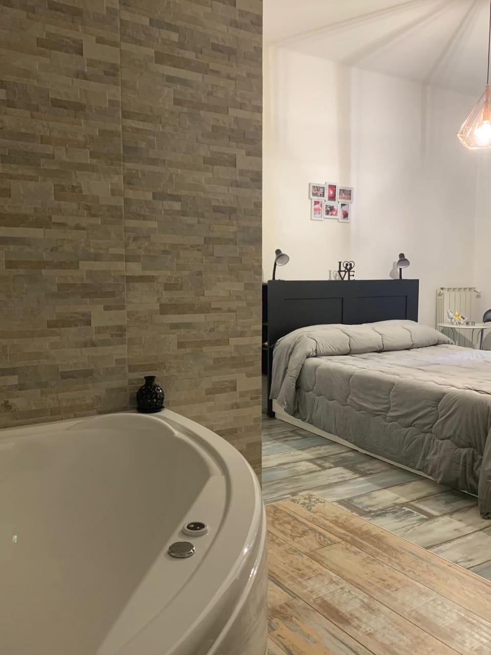 Bed, Hot Tub, Photo of the whole room, Bedroom