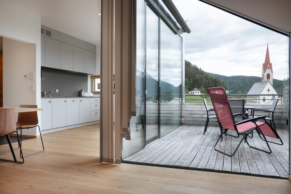 Communal lounge/ TV room, Day, Neighbourhood, Summer, BBQ facilities, Balcony/Terrace, Balcony/Terrace, Kitchen or kitchenette, Living room, Photo of the whole room, Communal kitchen, On site