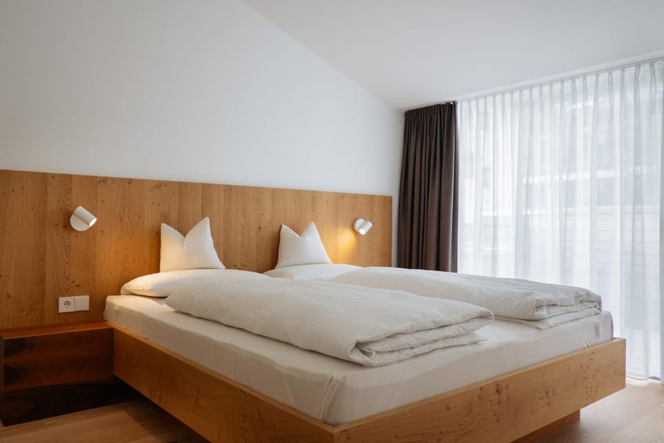 Bed, Day, Photo of the whole room, Decorative detail, Decorative detail, Bedroom, On site