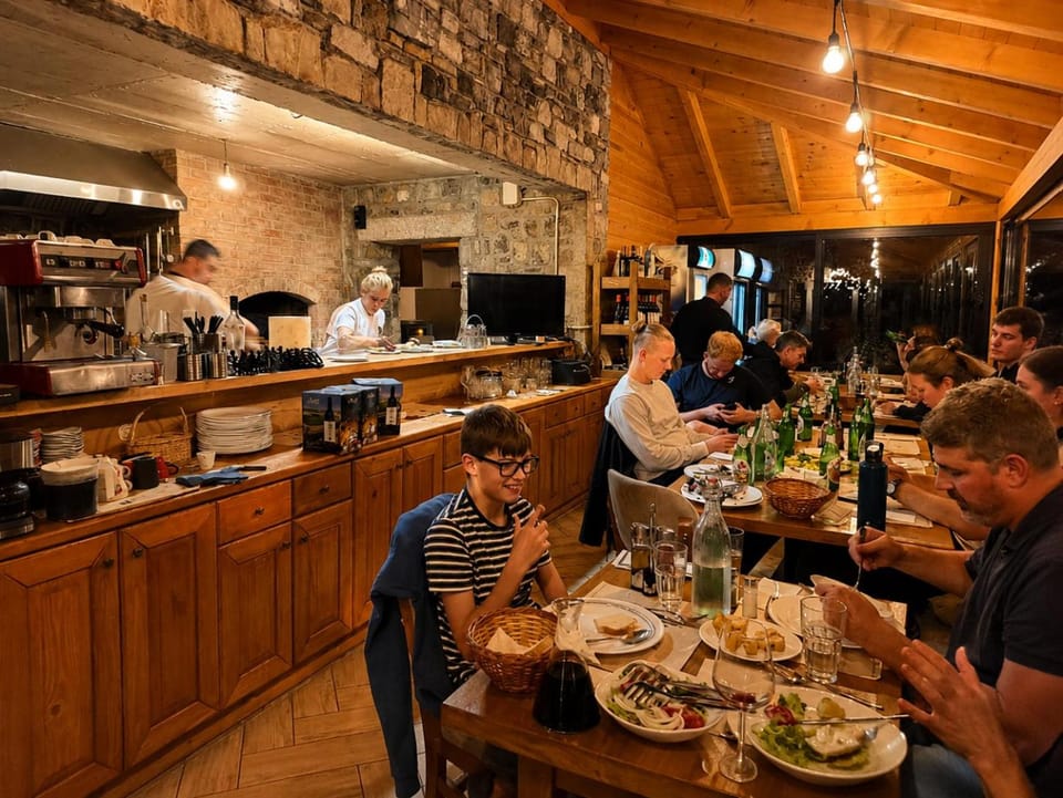 Restaurant/places to eat, Food and drinks, Food, Dinner, group of guests
