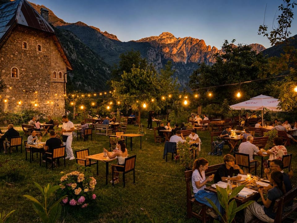 Restaurant/places to eat, Night, Banquet/Function facilities, group of guests
