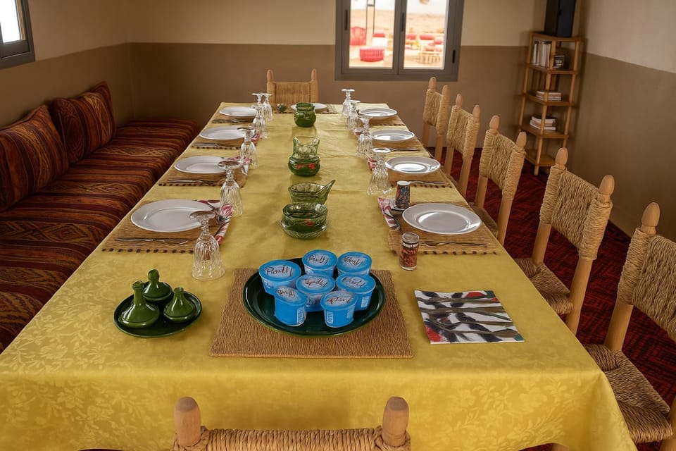 Restaurant/places to eat, Living room, Food and drinks, Banquet/Function facilities, Seating area, Dining area, Food, Drinks