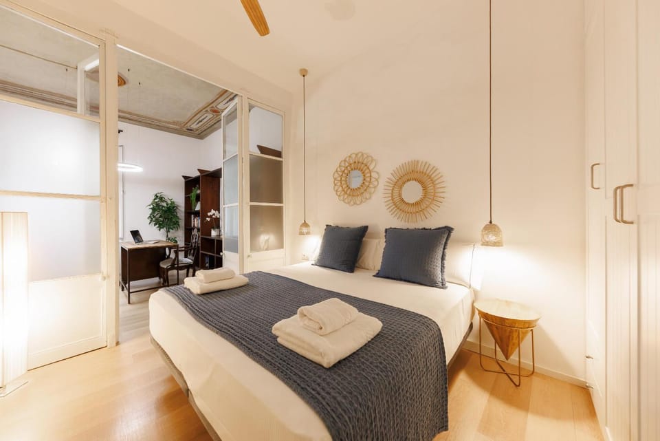 Bed, Bedroom, towels