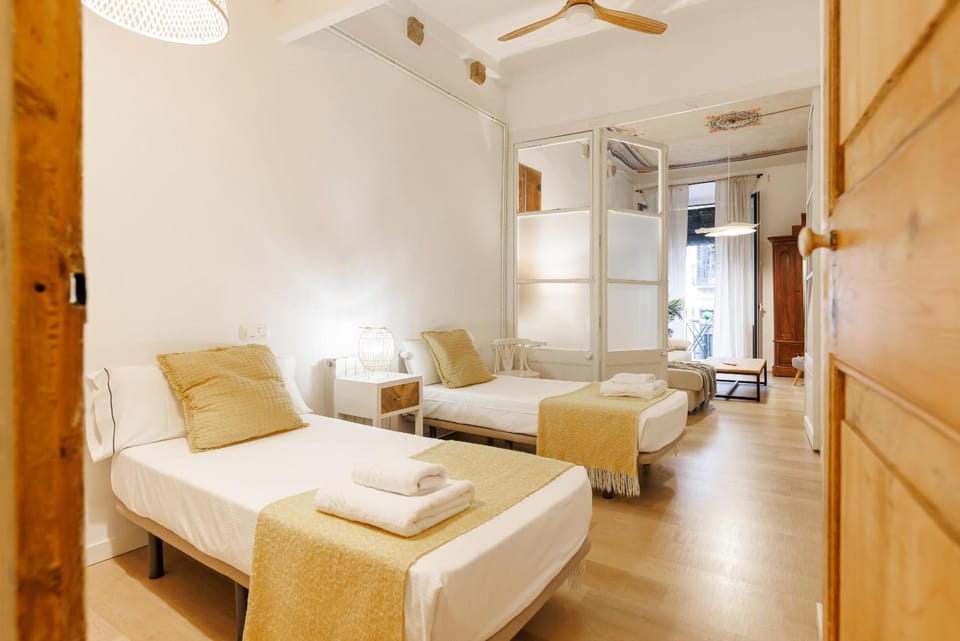 Bed, Bedroom, towels