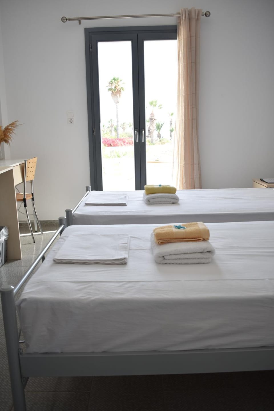 Bed, Bedroom, towels