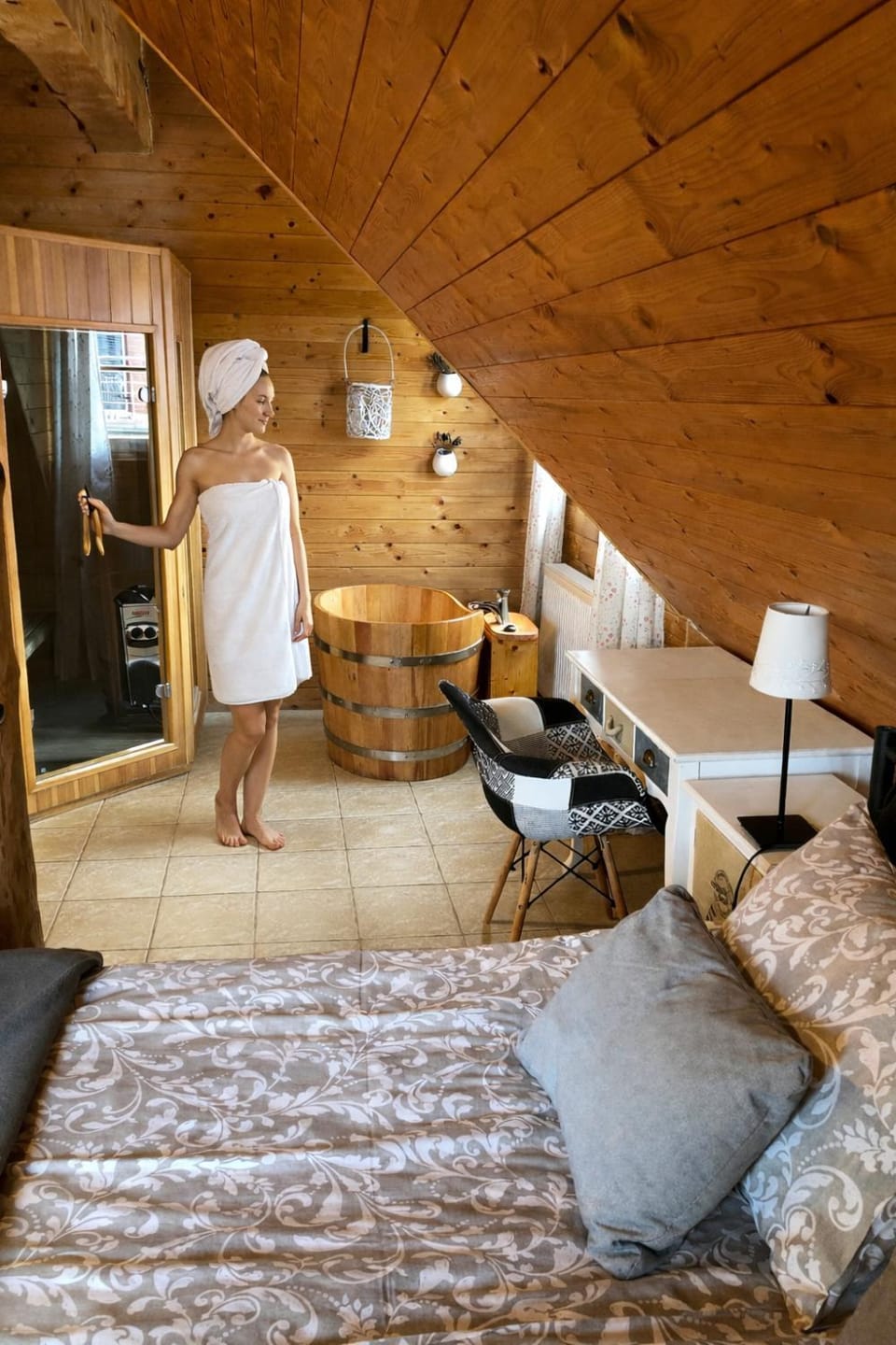 Chaty Świerkowe Wzgórze - tylko domki typu superior z prywatną sauną balią kominkiem oraz ogrodzonym prywatnym terenem z grillem, domki bez sauny na wspólnym terenie Chalet in Lower Silesian Voivodeship