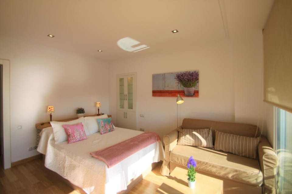 Bed, TV and multimedia, Living room, Photo of the whole room, Bedroom