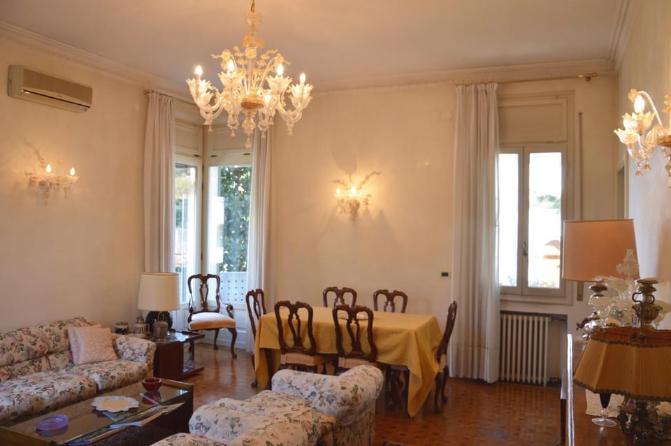 Living room, Seating area, Dining area, air conditioner