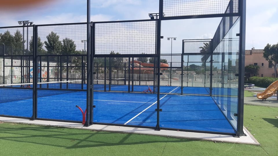 Day, Tennis court