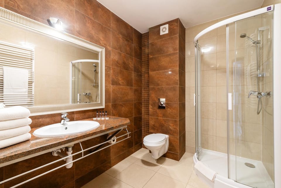 Shower, Toilet, Bathroom, towels