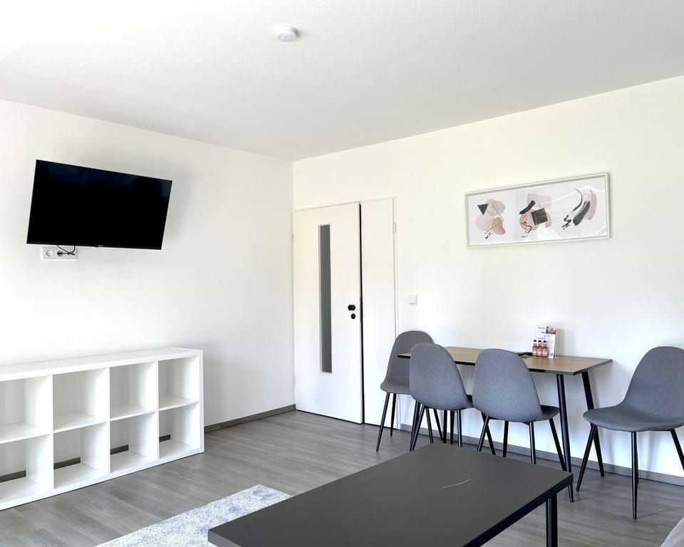 TV and multimedia, Living room, Seating area, Dining area