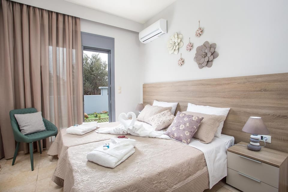 Bed, Photo of the whole room, towels, air conditioner