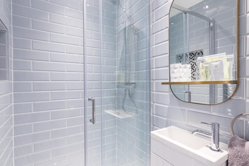 Shower, Bathroom, towels