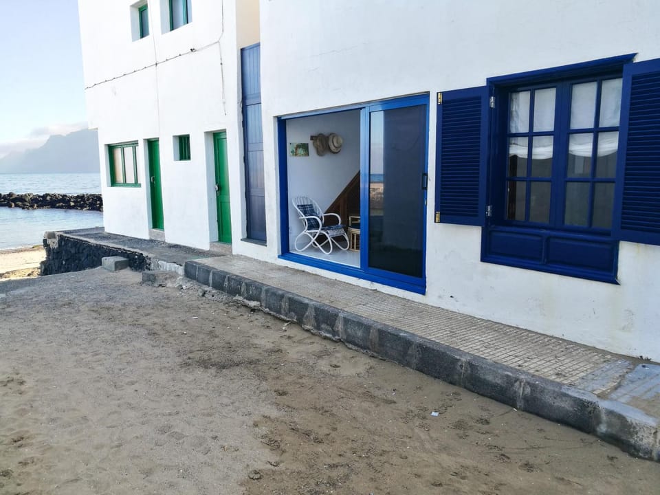 Facade/entrance, Balcony/Terrace