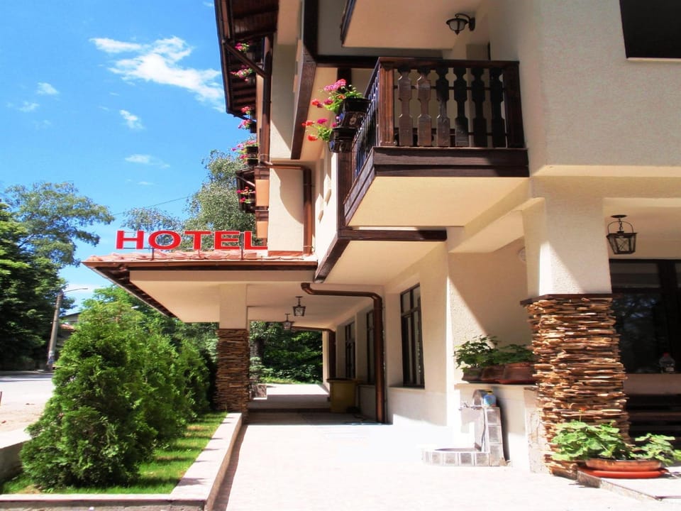 Facade/entrance