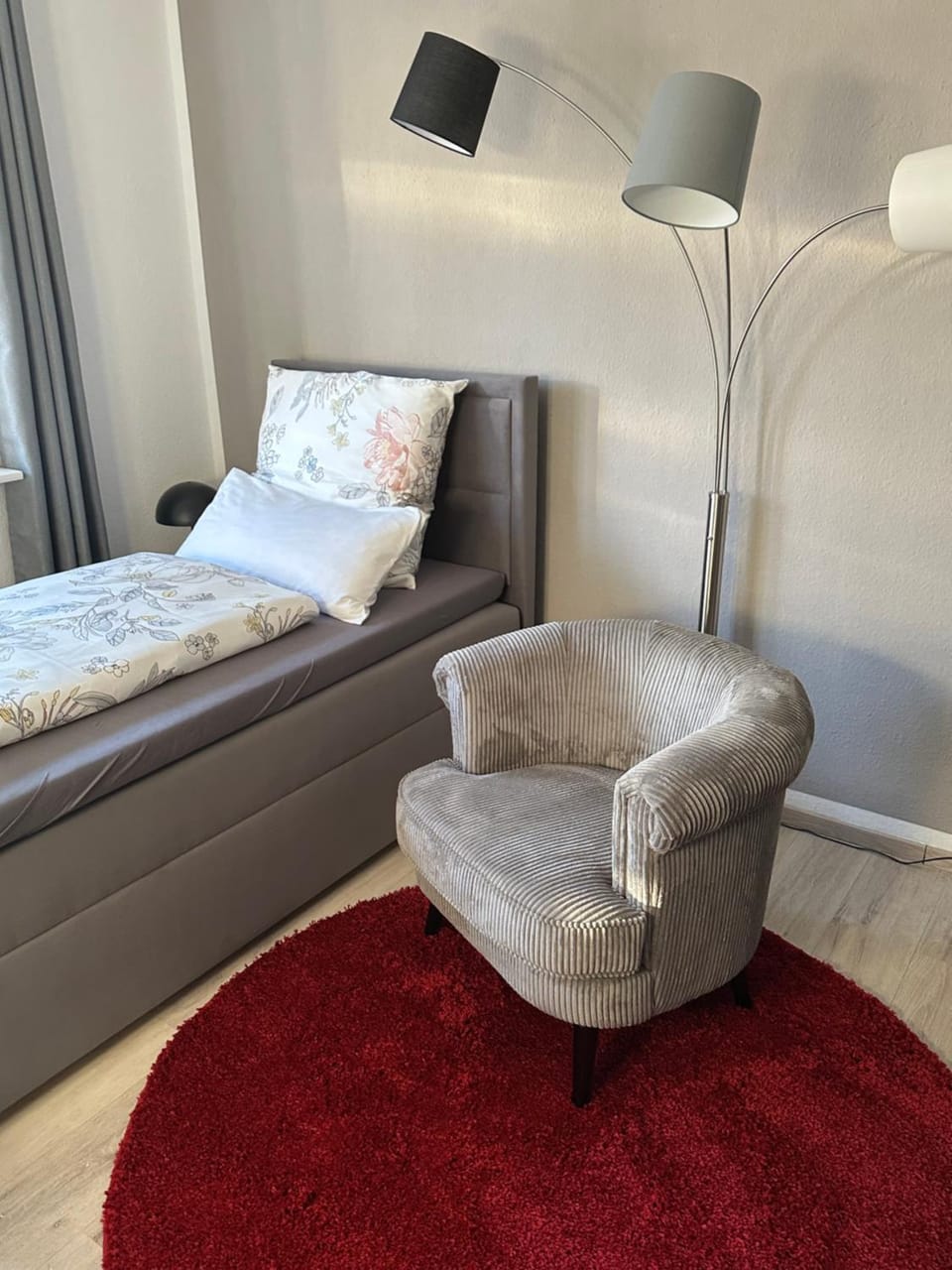 Bed, Photo of the whole room, Seating area