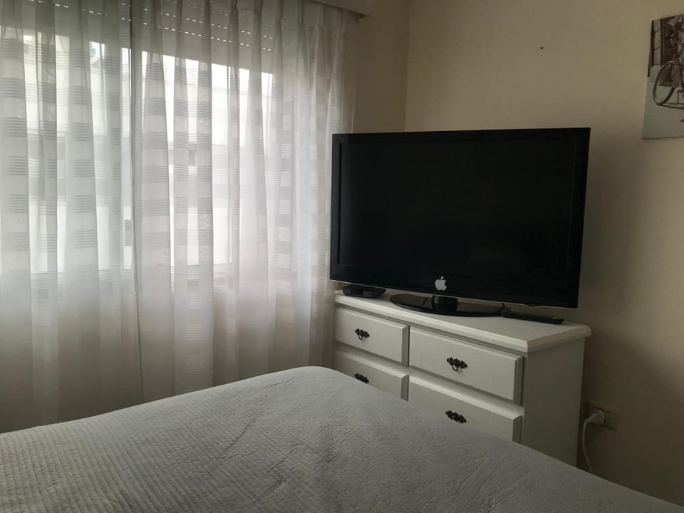 Bed, TV and multimedia, Bedroom