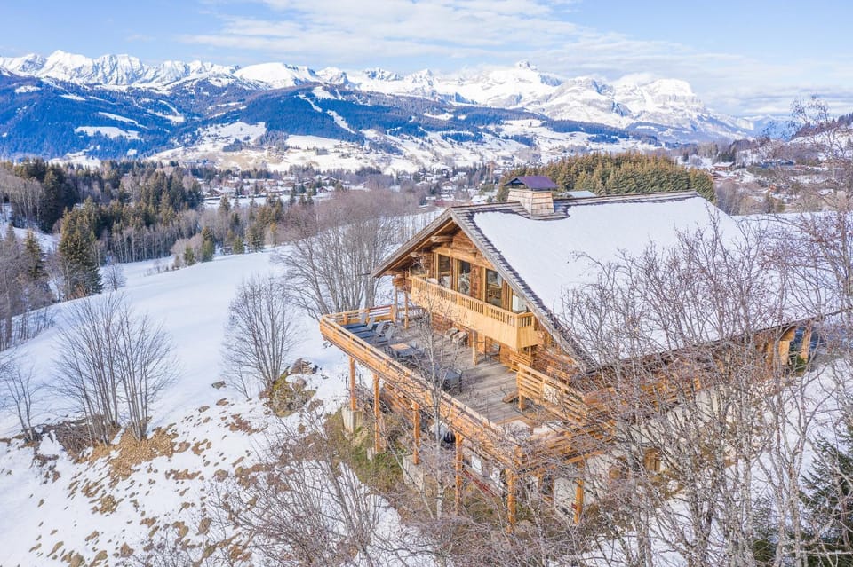 Property building, Nearby landmark, Natural landscape, Winter, Skiing
