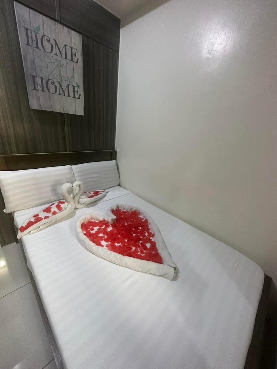 Bed, towels