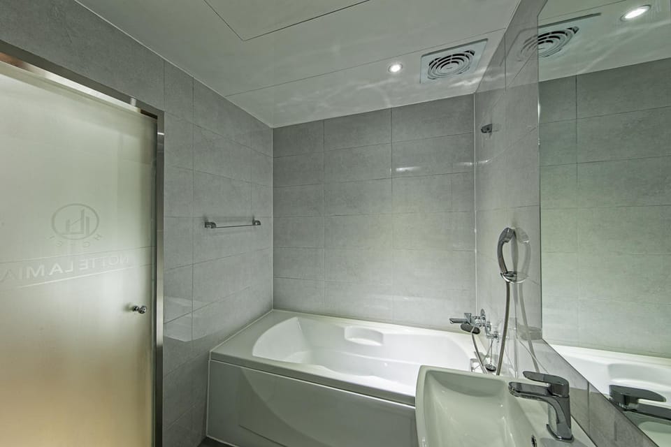 Bathroom, Photo of the whole room