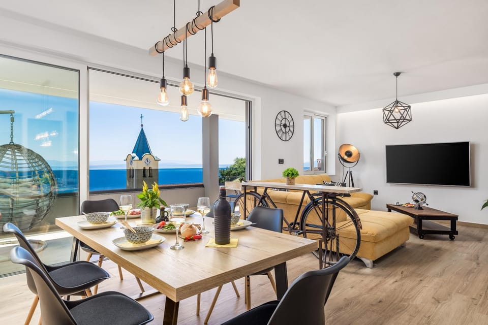 Communal lounge/ TV room, Dining area, Sea view
