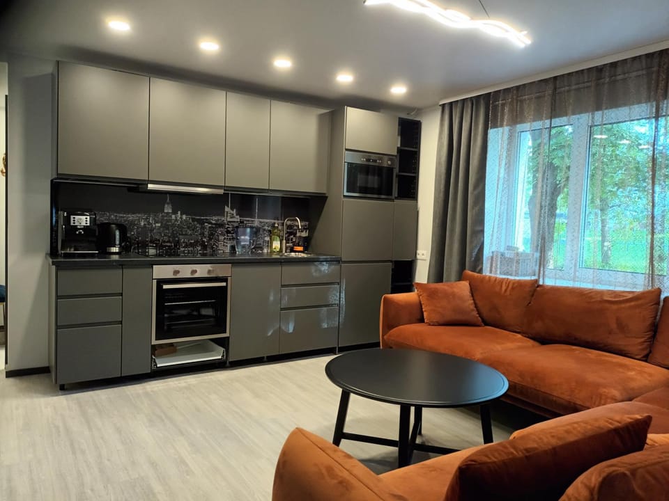 Coffee/tea facilities, Kitchen or kitchenette, Living room, Seating area, Dining area, dishwasher, stove