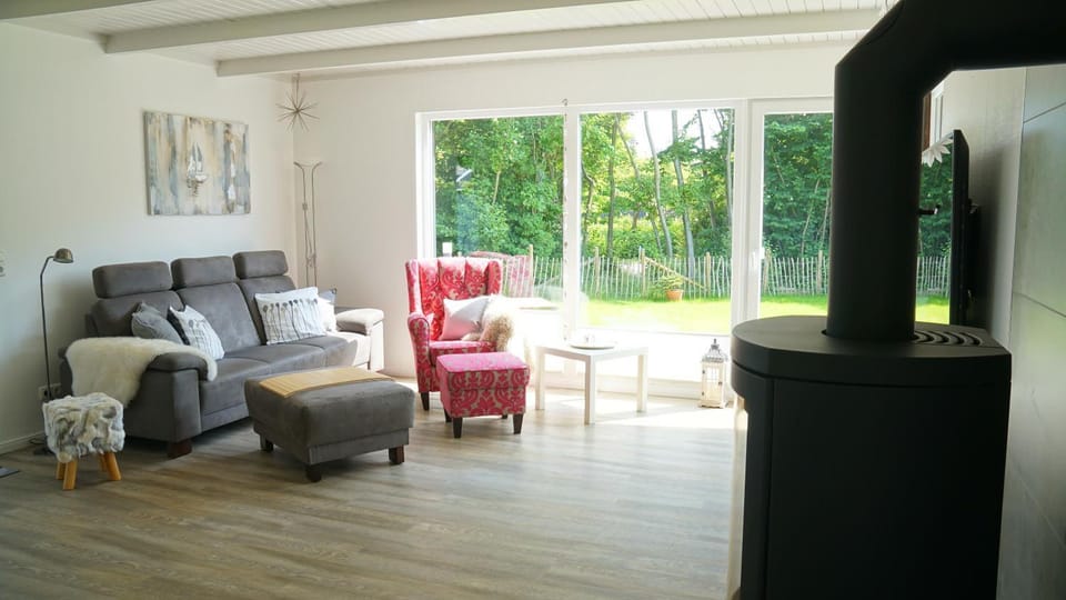 TV and multimedia, Living room, Seating area, Garden view
