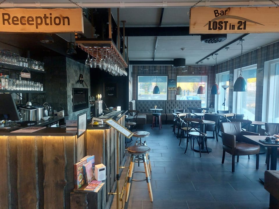 Restaurant/places to eat, Lounge or bar
