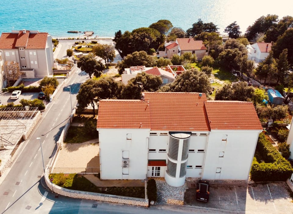 Property building, Neighbourhood, Bird's eye view, Beach, Street view, Parking