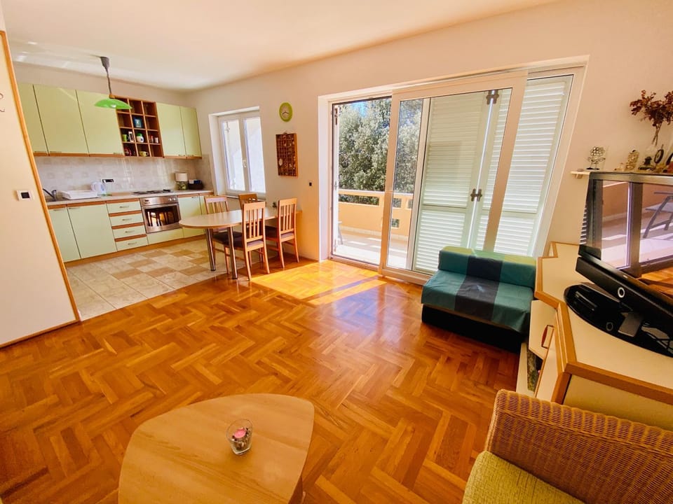 Kitchen or kitchenette, Seating area, Dining area