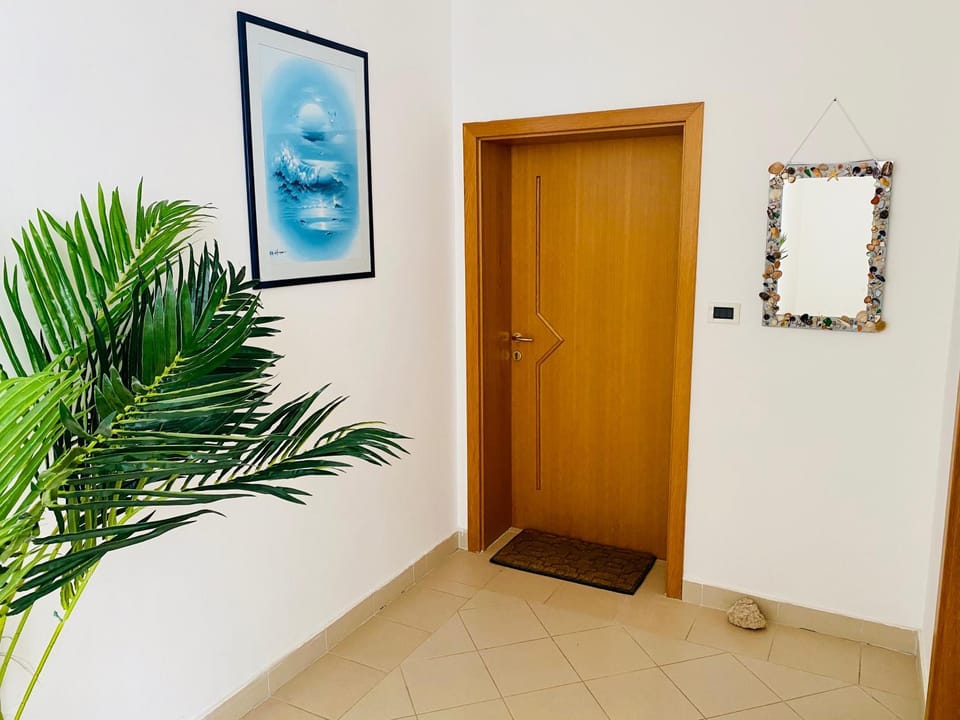 Facade/entrance, Floor plan